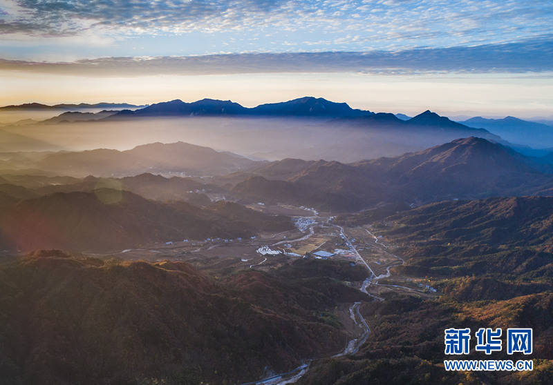 看万山红遍层林尽染 千里大别山流连忘返