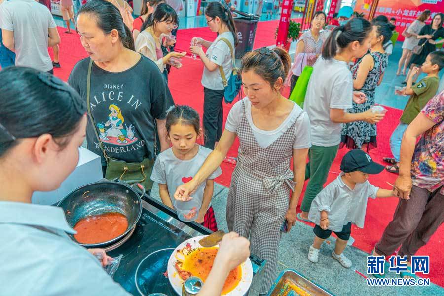 潜江：龙虾节展馆美食多 八方游客饱口福