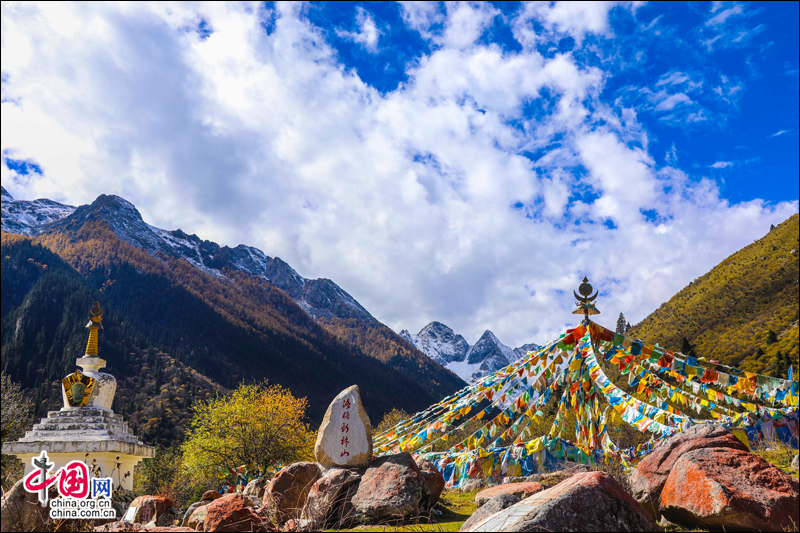 冰山彩林联袂 达古冰山金秋最浪漫的风景线