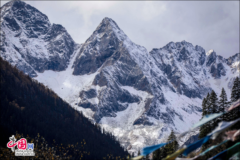 冰山彩林联袂 达古冰山金秋最浪漫的风景线