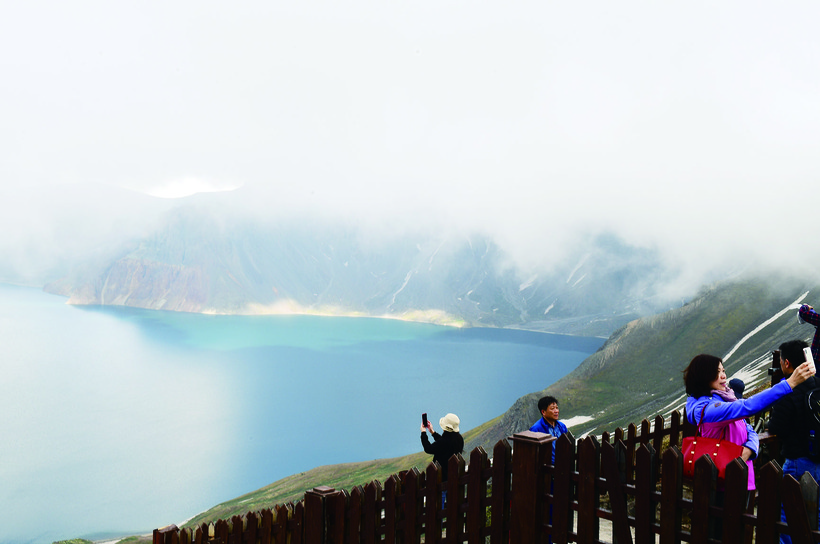 长白山景区迎来旅游旺季