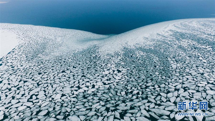 航拍青海湖破冰开湖 场面震撼