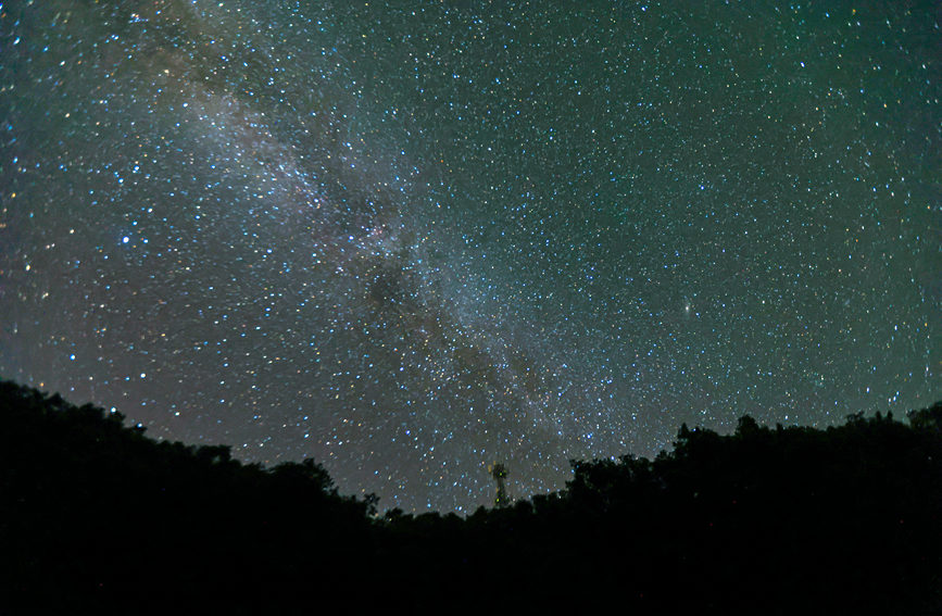 如梦似幻！洛阳白云山星空绝美 银河横跨天际