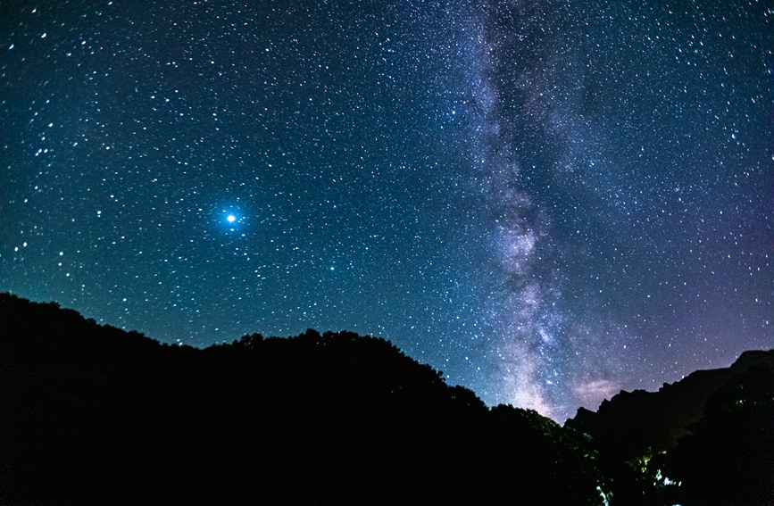 如梦似幻！洛阳白云山星空绝美 银河横跨天际