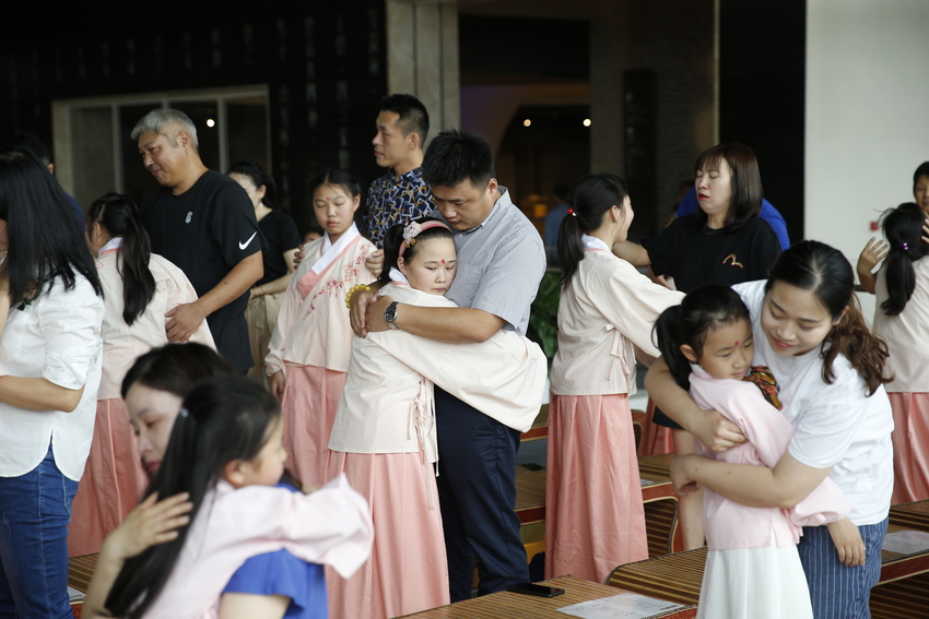 （供稿 旅游列表 三吴大地南京 移动版）南京大报恩寺举办父亲节活动 祖孙三代留下温情瞬间（列表页标题）南京大报恩寺举办父亲节专场活动