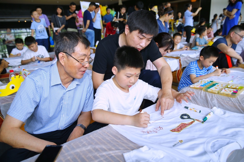 （供稿 旅游列表 三吴大地南京 移动版）南京大报恩寺举办父亲节活动 祖孙三代留下温情瞬间（列表页标题）南京大报恩寺举办父亲节专场活动