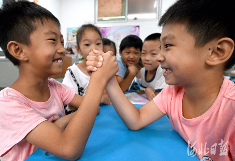 河北邯郸：12对双胞胎新生同入一所小学