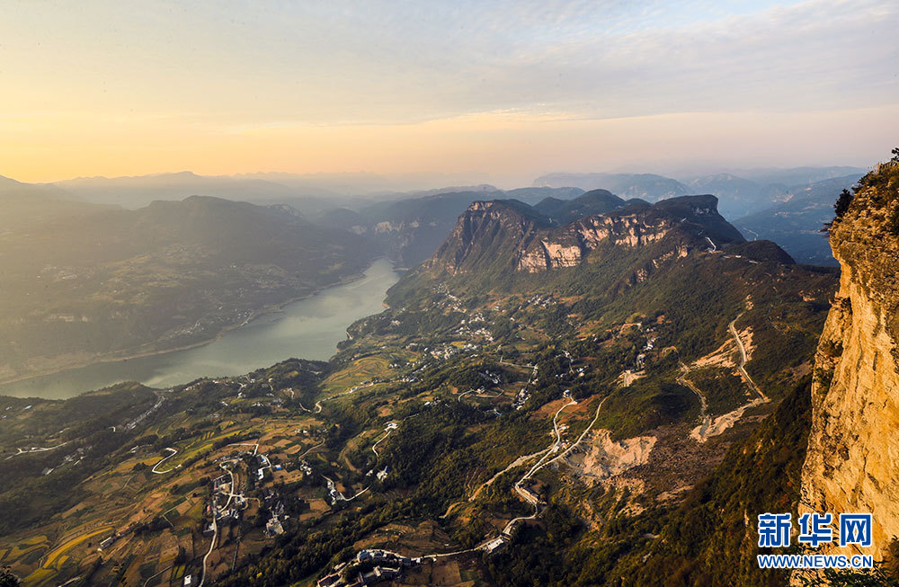 湖北巴东：武落钟离山磅礴大气