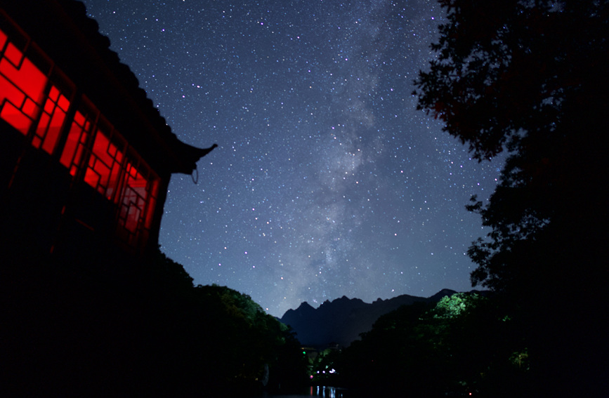 如梦似幻！洛阳白云山星空绝美 银河横跨天际