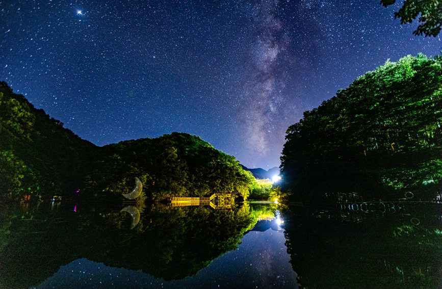 如梦似幻！洛阳白云山星空绝美 银河横跨天际