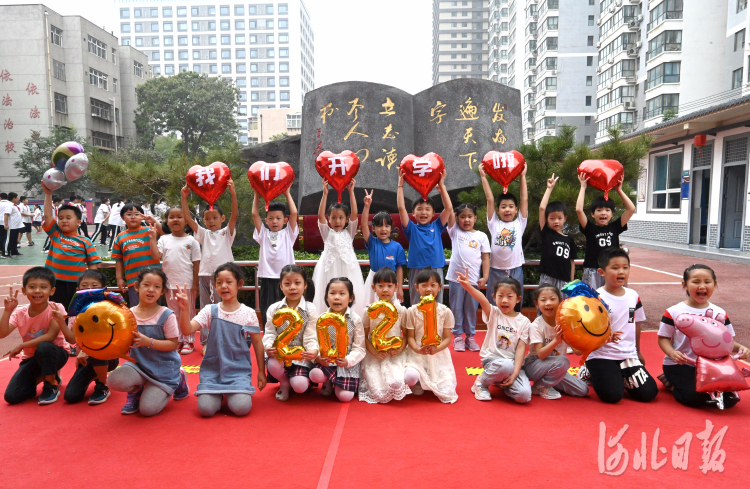 河北邯郸：12对双胞胎新生同入一所小学