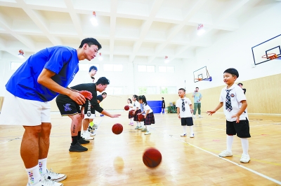 “双减”政策实施 孩子快乐学球