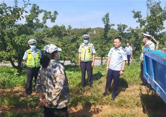 海城交警走进田间地头“唠”安全助秋收_fororder_图片1