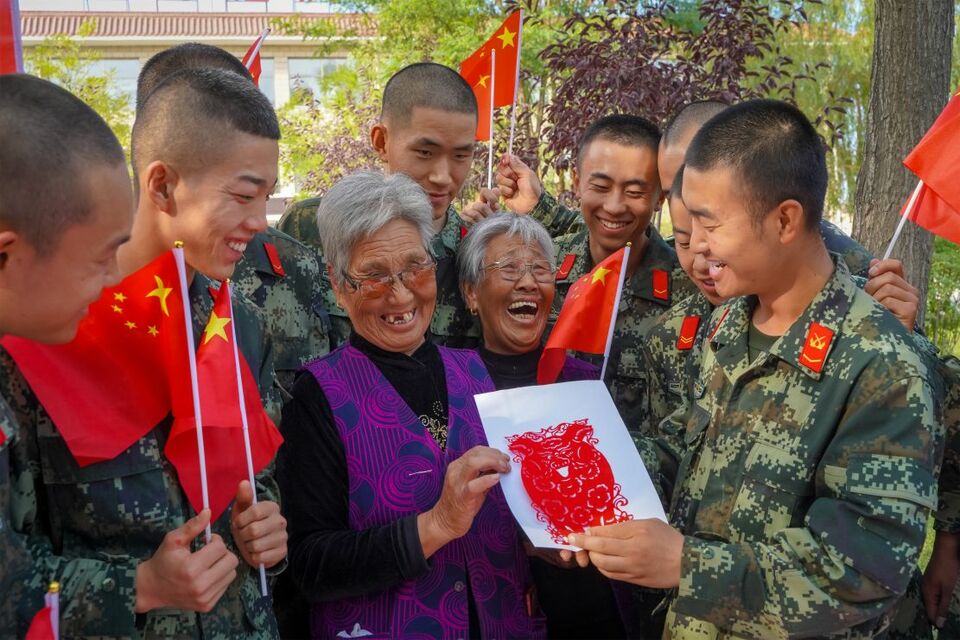 迎国庆：军民趣味剪纸 “中国红”辉映“橄榄绿”