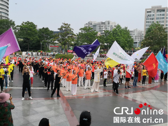 （供稿 社会广角列表 三吴大地泰州 移动版）2019江苏省“长江经济带”全民健身大联动泰州分会场启动（列表页标题）“长江经济带”全民健身大联动泰州分会场启动