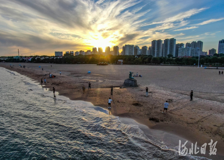 河北秦皇岛：海岸晚霞醉游人