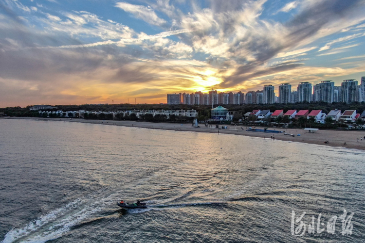 河北秦皇岛：海岸晚霞醉游人