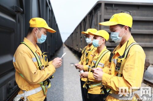 探访高温蒸烤下的广西铁路调车员：踩着钢轨旁碎石日行十多公里