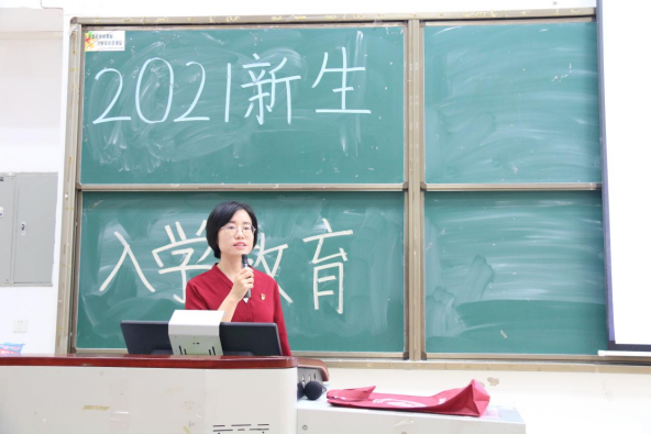 【教育频道】广州新华学院公共治理学院举行新生入学教育暨思政第一课