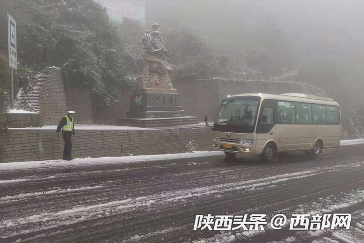 【中首 陕西】宝鸡第一场雪来袭！交警提醒：低速匀速行驶