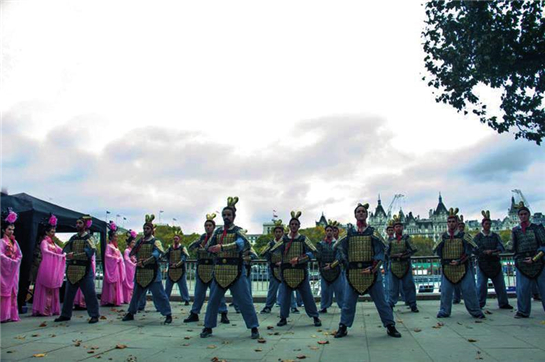 伦敦惊现“秦俑兄弟” 英格兰劲刮“陕西风” 2017伦敦国际旅游交易会 陕西放大招了_fororder_67bc65f5c5e4174d9fd2b51cf9231bdb_img_254_1_428_286_副本