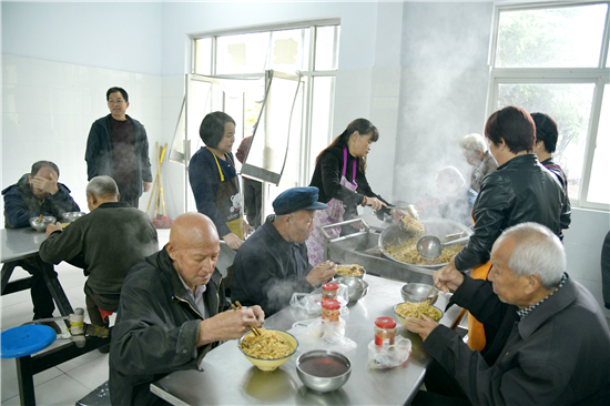 三门峡示范区阳店镇：敬老院里欢乐多_fororder_热腾腾的午饭让老人们脸上都洋溢着幸福和满足 摄影  彭红勇