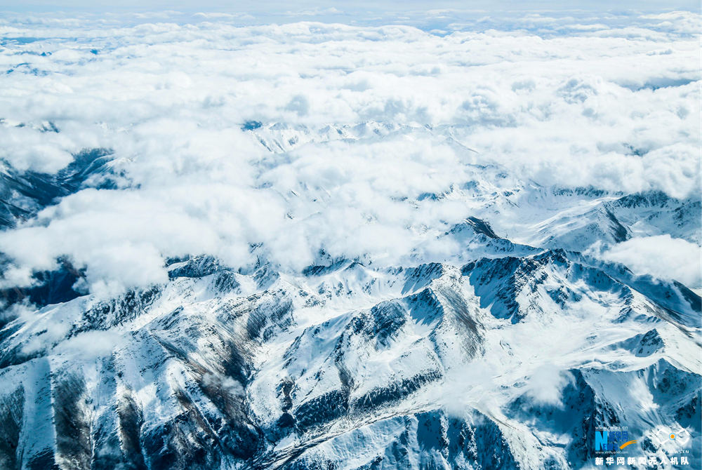 壮美河山！万米高空俯瞰雪后巴颜喀拉山