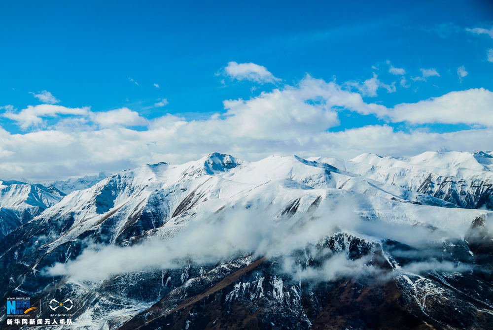 壮美河山！万米高空俯瞰雪后巴颜喀拉山