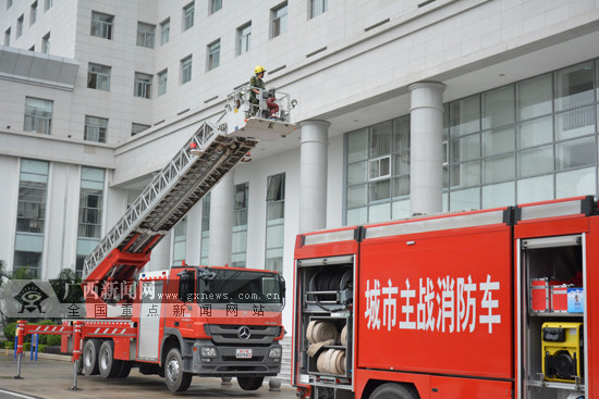 ［热门文章］消防开展高层建筑演练 铁警支招如何紧急逃生(图)