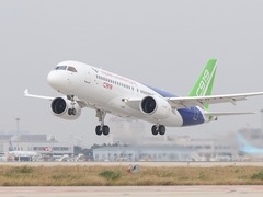 C919国产大型客机101架机转场阎良