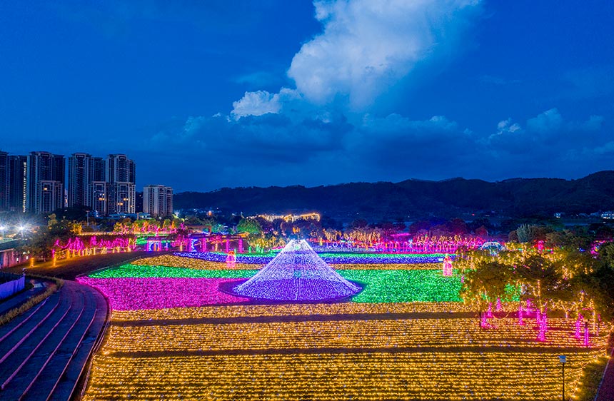 广西梧州：苍海湿地公园灯光秀喜迎“双节”