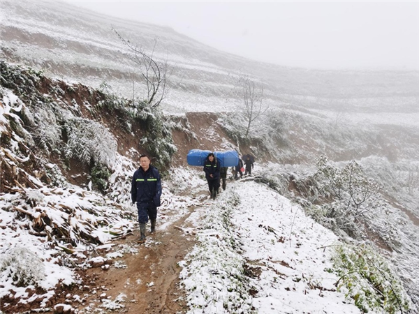 宝鸡陈仓区葛条岭村党员干部雨雪中负重徒步四小时 安全度汛绝不漏掉一人_fororder_mtxx01