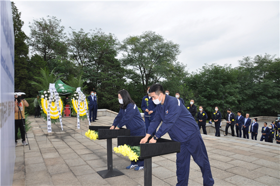 抚顺“方大高新”参加平顶山同胞遇难89周年公祭活动_fororder_方大高新职工代表敬献鲜花。刘宏颖 摄