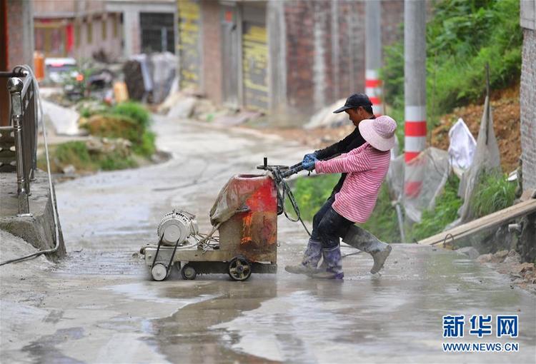 广西融水：修筑瑶乡脱贫路