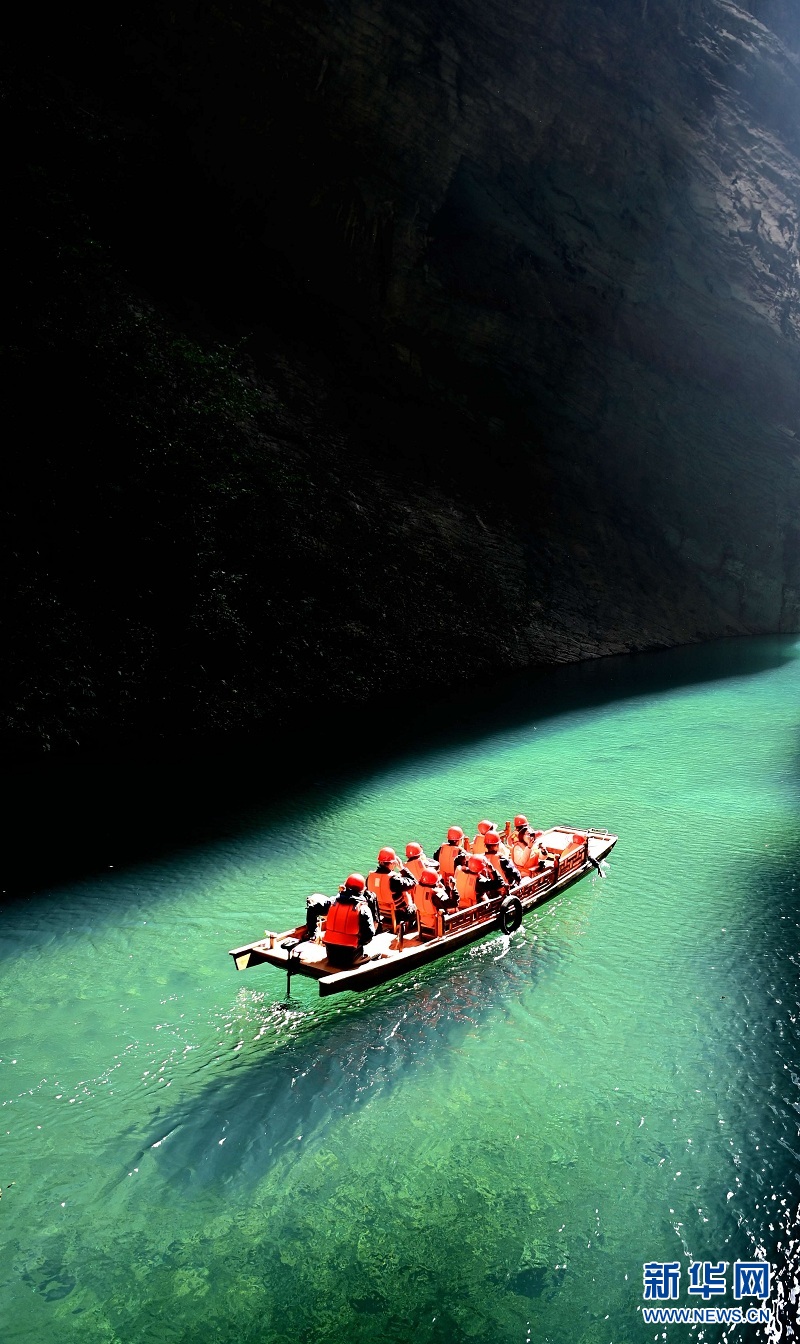 湖北屏山：峡谷圣境舟悬浮