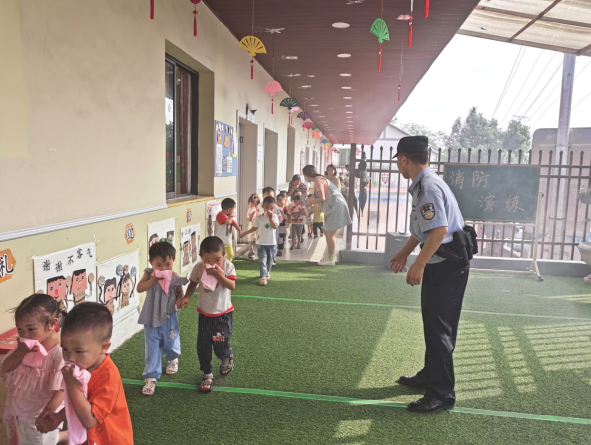 【原创】重庆高新区组织民警进幼儿园开展安全演练_fororder_微信图片_20210927142754