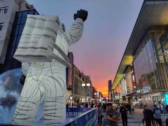 沈阳中街变身“浪漫太空” 邀市民一起“月球漫步”_fororder_图片9_副本