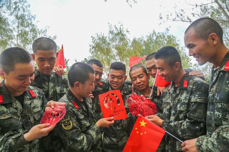 迎国庆：军民趣味剪纸 “中国红”辉映“橄榄绿”