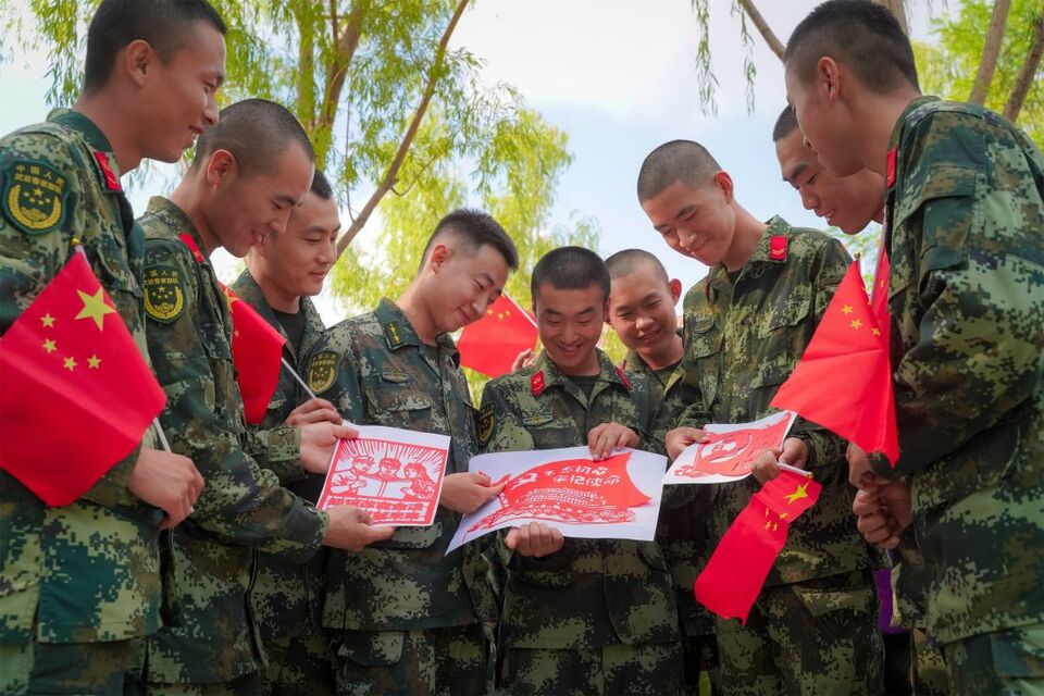 迎国庆：军民趣味剪纸 “中国红”辉映“橄榄绿”