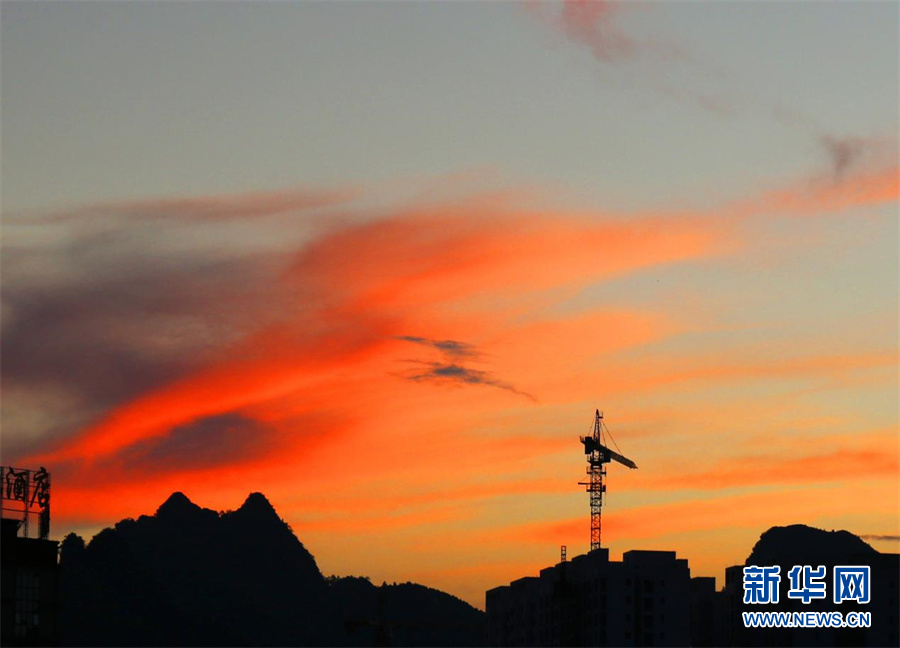 广西河池：秋日傍晚 红霞漫天