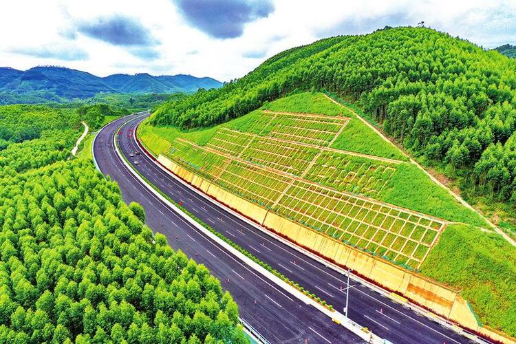 智慧高速“大脑”护航车辆自动驾驶 南宁沙井至吴圩高速公路建成通车