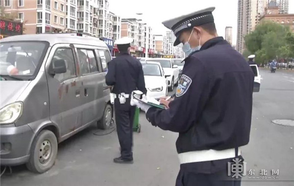 冰城警方清理“僵尸车”还位于民