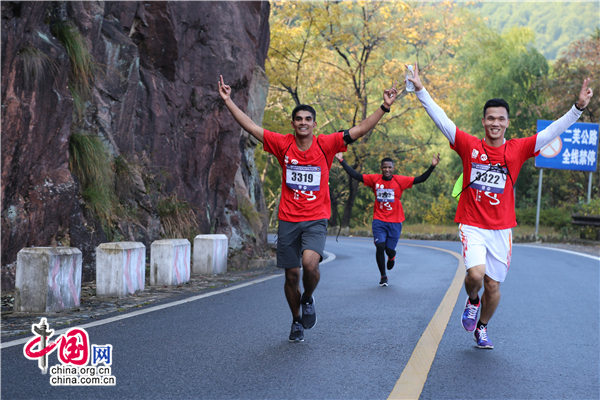 黄山国际登山大会举行 超3千名登山爱好者参加