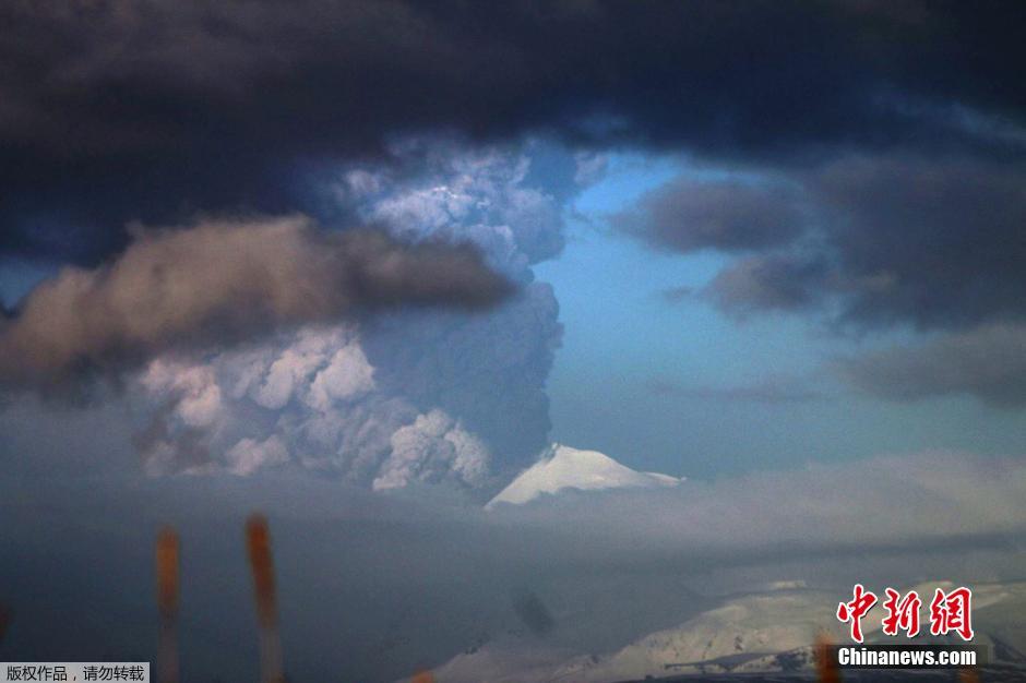 美国巴甫洛夫火山喷发 火山灰遮天蔽日