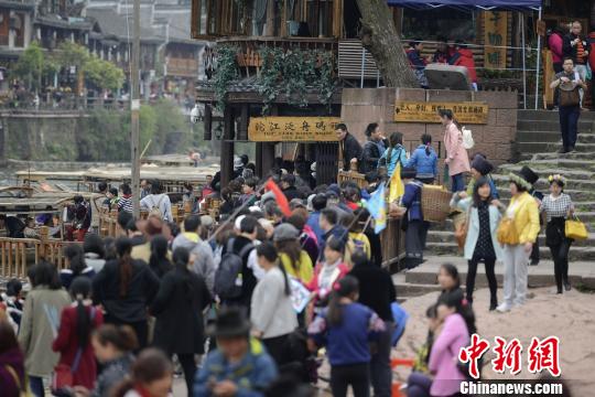 湖南凤凰古城4月10起暂停景区验票 商户冷静对待