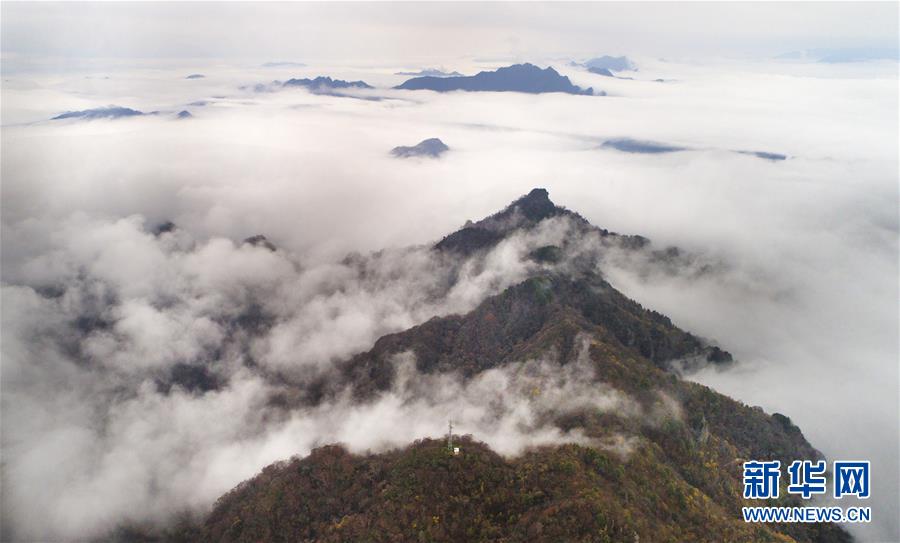 航拍陕西南宫山 云雾缭绕 层林尽染