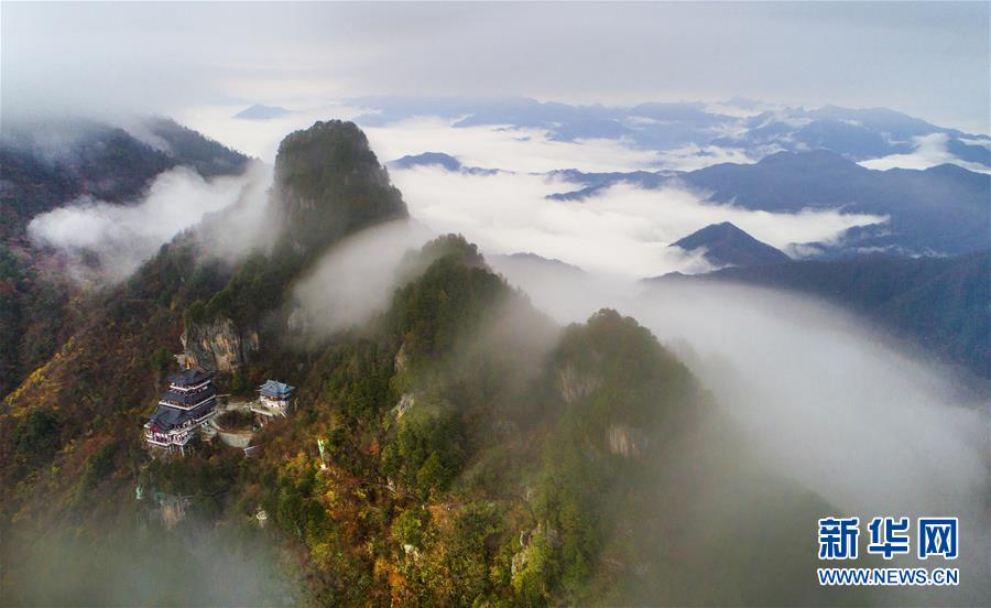 航拍陕西南宫山 云雾缭绕 层林尽染