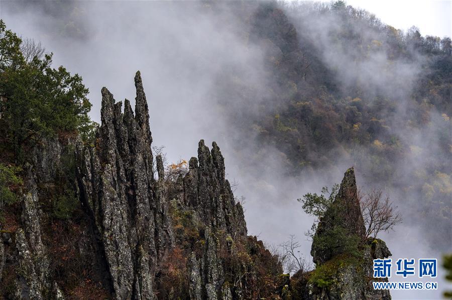 航拍陕西南宫山 云雾缭绕 层林尽染