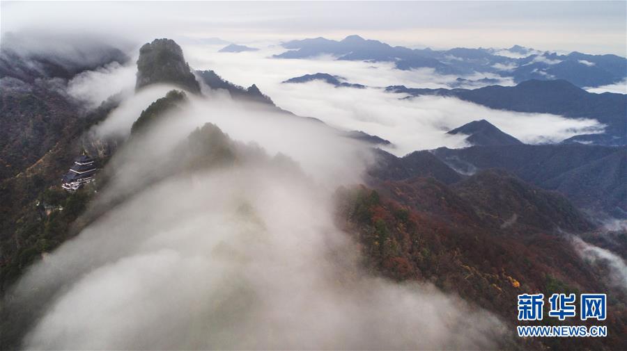 航拍陕西南宫山 云雾缭绕 层林尽染