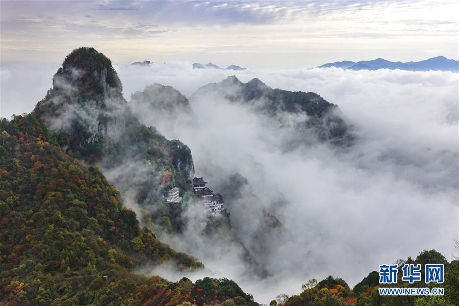 航拍陕西南宫山 云雾缭绕 层林尽染